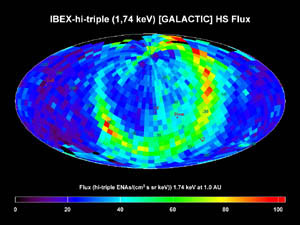 Rozkład wysokoenergetycznych atomów neutralnych na niebie wskazuje na istnienie na granicy heliosfery struktury przypominającej pierścień. Obraz we współrzędnych galaktycznych. (Źródło: NASA, The IBEX Team)