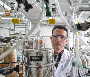 Dr in. Juan Carlos Colmenares z Instytutu Chemii Fizycznej PAN w
Warszawie przy aparaturze uywanej w badaniach nad fotokatalizatorami. (rdo: IChF PAN, Grzegorz Krzyewski)