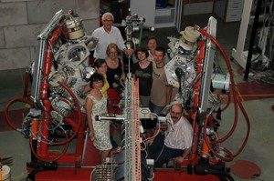 Grupa warszawskich naukowców z projektu EAGLE między rozsuniętymi połówkami spektrometru. (Źródło: ŚLCJ UW)
