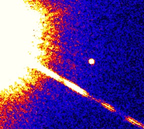 Czerwony karzeł Gliese 229A, w tle brązowy karzeł Gliese 229B.
NASA